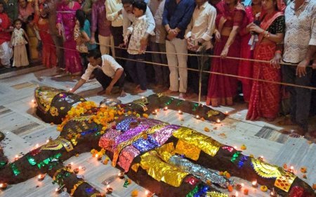 करौली में दीपोत्सव पर गोवर्धन पूजा का आयोजन:मदन मोहन मंदिर में 15 फीट के गोवर्धन की विशेष पूजा