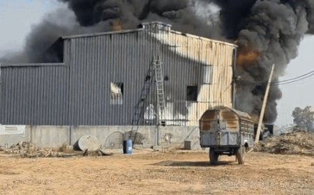 कुरुक्षेत्र में गुड-शक्कर बनाने वाली फैक्ट्री में लगी आग:2 कर्मचारी झुलसे, शॉर्ट-सर्किट, हाईथ्रम ऑयल से भड़की, मालिक बोला- लाखों का नुकसान