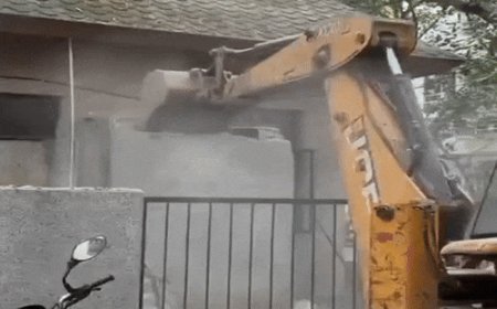गुरुग्राम रोजवुड सिटी में अवैध निर्माण पर चला बुलडोजर:स्टिल्ट एरिया में बने कमरों को सील किया, पार्क में बना रखी थी दुकान