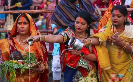 Chhath Puja 2025: छठ व्रती परिवार की सुख-समृद्धि के लिए सूर्य देवता को देते हैं अर्घ्य