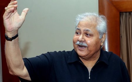 Satish Shah Prayer Meet | वायरल हुआ सोनू निगम का इमोशनल मोमेंट, सतीश शाह की पत्नी मधु संग गाया 'तेरे मेरे सपने', गाना सुनकर नम हुईं आँखें | Video