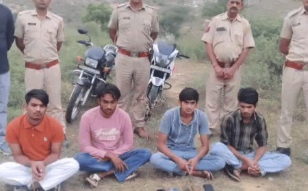 पुलिस को देखकर भागा 1 साइबर ठग:4 आरोपियों को पकड़ा, मोबाइल, फर्जी सिम, ATM, पासबुक और बाइक जब्त