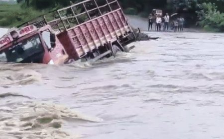 तूफान मोन्था से तेलंगाना में तबाही, स्कूल डूबा:कार-ट्रक बहे; रेलवे स्टेशन पर पानी भरा, 2 ट्रेन रोकी गईं