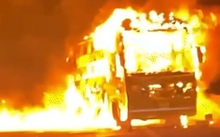 समृद्धि हाईवे पर चलती बस में आग:ड्राइवर ने सभी पैसेंजर को बचाया, जलने से ठीक पहले बस रोकी; हादसे के कारण घंटों लगा जाम