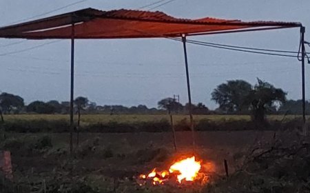 बारिश में टेंट लगाकर हुआ अंतिम संस्कार:जालौन के 1200 की आबादी वाले खाबरी गांव में श्मशान घाट नहीं