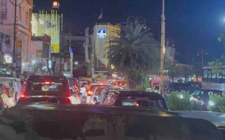 गोरखपुर में सड़कों पर लगा लंबा जाम:गोलघर से असुरन तक रेंगते रहे वाहन, ट्रैफिक व्यवस्था चरमराई; लोग परेशान रहे