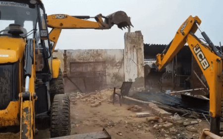 नूंह में अवैध निर्माण पर चला बुलडोजर:40 अवैध ढाबों को तोड़ा गया, SDM और ड्यूटी मजिस्ट्रेट रहे मौजूद