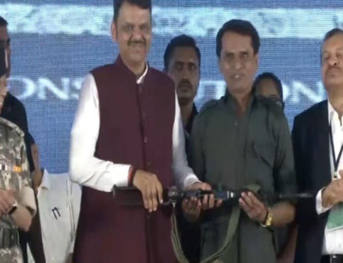 CM फडणवीस के सामने भूपति समेत 61 नक्सलियों का सरेंडर:छत्तीसगढ़ में डेढ़ करोड़ का इनामी था भूपति; सुकमा में 27 नक्सलियों ने छोड़ा हथियार