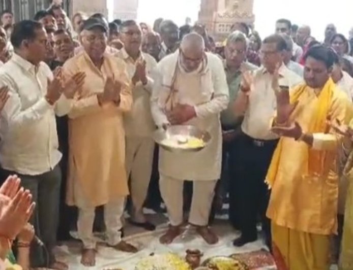 गुरुग्राम के मंदिरों में भक्तों का सैलाब:धूमधाम से मनाया अन्नकूट पर्व, गिरीराज की परिक्रमा की, भजन कीर्तन कर लगाया भोग