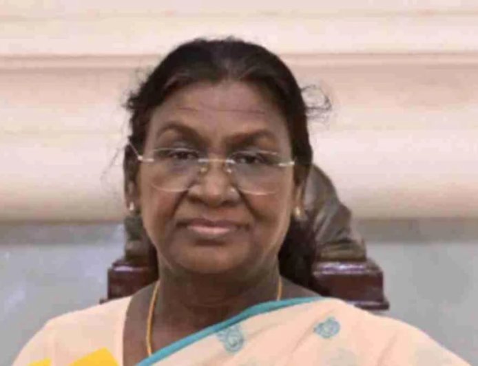 लैंडिंग के दौरान धंसा राष्ट्रपति मुर्मू का हेलीकॉप्टर, बड़ा हादसा टला