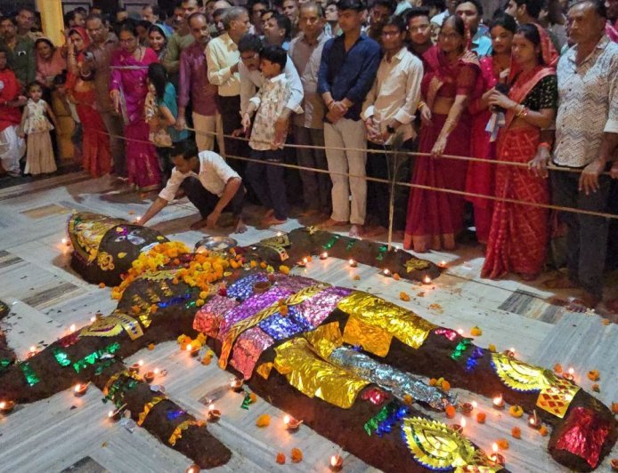 करौली में दीपोत्सव पर गोवर्धन पूजा का आयोजन:मदन मोहन मंदिर में 15 फीट के गोवर्धन की विशेष पूजा