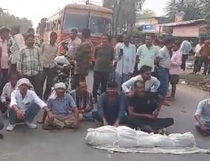 किसान का शव रेलवे ट्रैक पर मिला:परिजनों ने हाईवे जाम किया, बेटे-बहू पर लगाया प्रताड़ित करने का आरोप