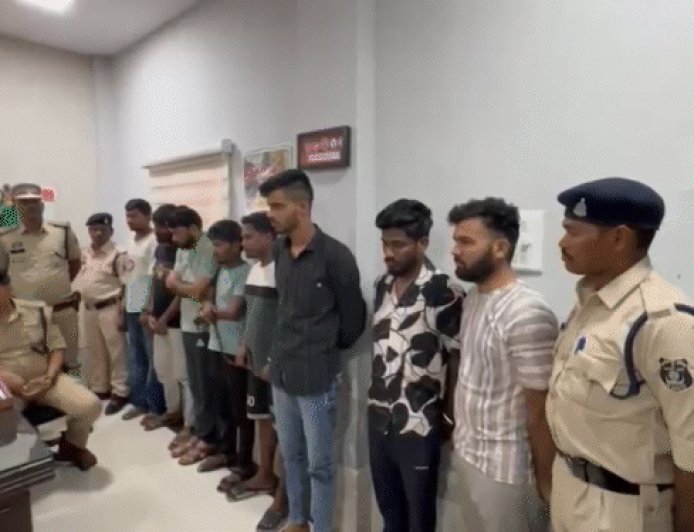 ऑनलाइन बेटिंग-ऐप से 50 करोड़ की ठगी:शॉपिंग-वेबसाइट से छत्तीसगढ़ की छात्रा से भी फ्रॉड, मुंबई से कर रहे थे ऑपरेट, बिहार-महाराष्ट्र के हैं आरोपी