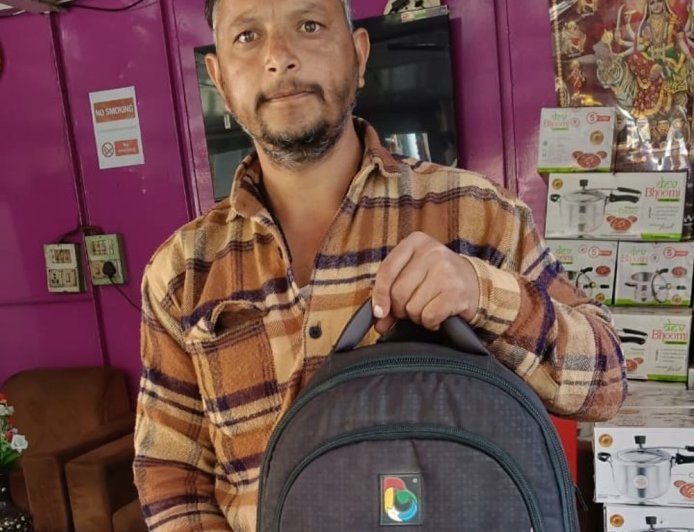 मनाली में ड्राइवर ने 10 लाख का सामान लौटाया:ऑटो में मुंबई के टूरिस्ट का छूट गया था बैग, कैमरा-ड्रोन और मोबाइल रखा था