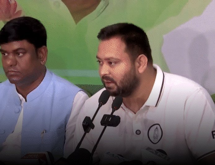 JDU बाहुबली अनंत सिंह का मंच टूटा, नीचे गिरे:तेजस्वी बोले- नीतीश चाचा पलटी मारकर भाजपा में गए, हमारी सरकार वक्फ बिल कूड़े में फेंकेगी