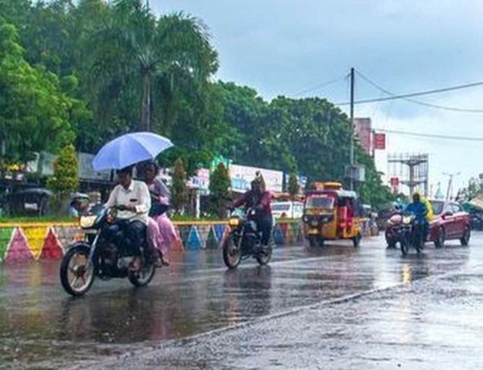 आंध्रप्रदेश की तरफ बढ़ रहा चक्रवात मोन्था:28 अक्टूबर को 90–100 kmph की रफ्तार से टकरा सकता है; सेना को स्टैंडबाय पर रखा गया