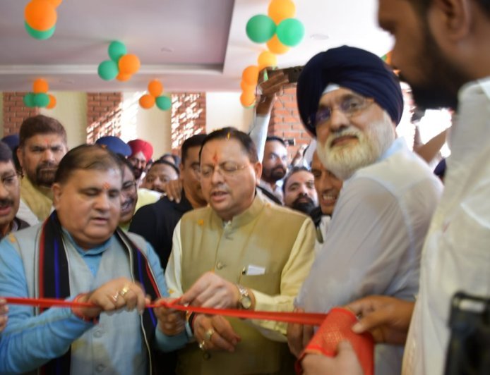 मुख्यमंत्री ने काशीपुर भाजपा जिला कार्यालय का हवन पूजा कर एवं फीता काटकर विधिवत लोकार्पण किया।