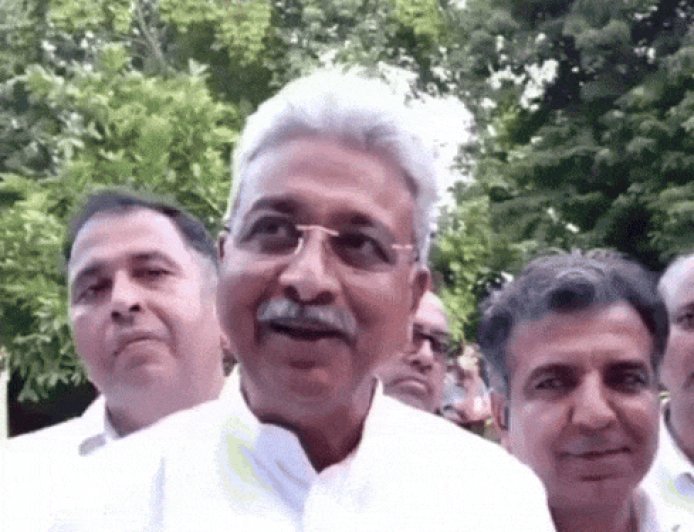 हरियाणा में डीएपी पर विपक्ष का एक सुर:कांग्रेस बोली- खाद की भारी कमी; अभय बोले- किसानों को मुजरिम बनाया, हाथों पर मुहर लगा रही