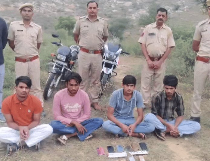 पुलिस को देखकर भागा 1 साइबर ठग:4 आरोपियों को पकड़ा, मोबाइल, फर्जी सिम, ATM, पासबुक और बाइक जब्त
