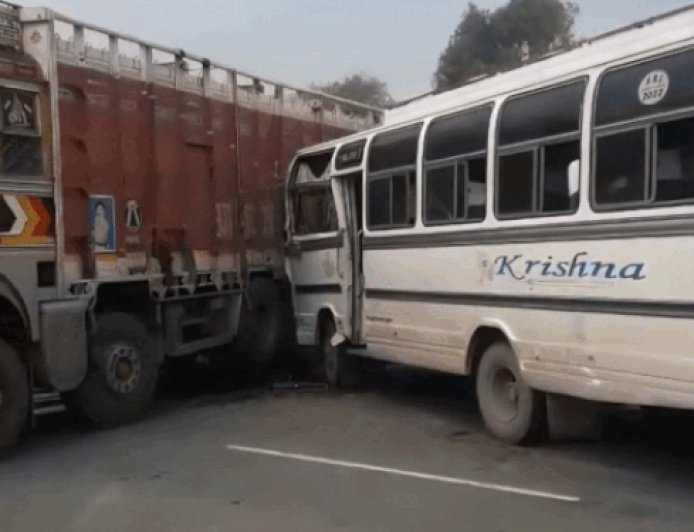 पाली में ट्रक-बस में टक्कर, 15 घायल:हाईवे पर मोड पर हुआ एक्सीडेंट, बस में सवार थे 25 पैसेंजर