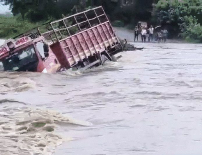 तूफान मोन्था से तेलंगाना में तबाही, स्कूल डूबा:कार-ट्रक बहे; रेलवे स्टेशन पर पानी भरा, 2 ट्रेन रोकी गईं