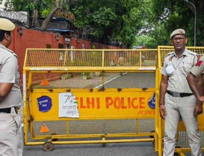 पाकिस्तान के लिए जासूसी करने वाला शख्स दिल्ली से गिरफ्तार:कई साल से खुफिया जानकारी भेज रहा था; फेक पासपोर्ट-आईडी बरामद