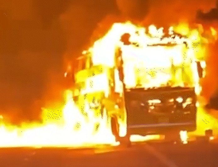 समृद्धि हाईवे पर चलती बस में आग:ड्राइवर ने सभी पैसेंजर को बचाया, जलने से ठीक पहले बस रोकी; हादसे के कारण घंटों लगा जाम
