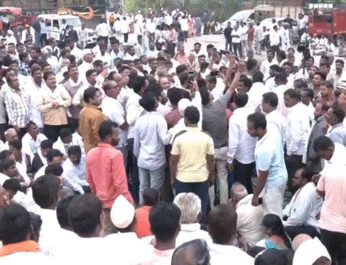 बॉम्बे HC बोला- नागपुर में धरना स्थल खाली करें:कर्ज माफी पर किसानों का प्रदर्शन, हाईवे जाम; CM फडणवीस बोले- बातचीत से हल निकालें