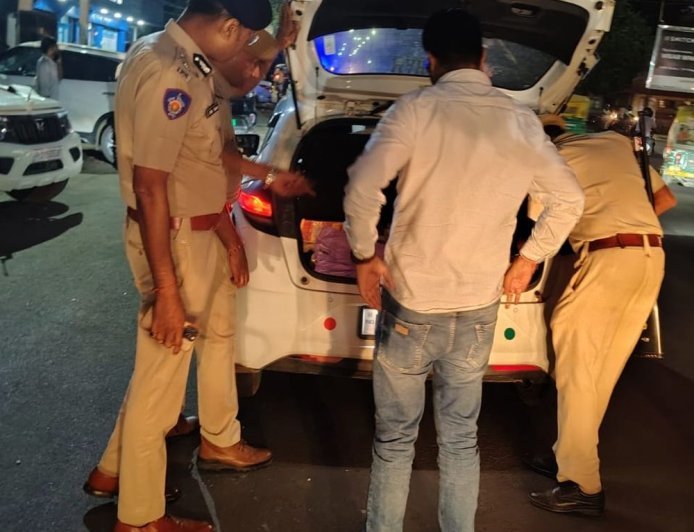रात को गश्त पर निकले पुलिस कमिश्नर:संदिग्ध गाड़ियों की चेकिंग, नियम तोड़ने वाले वाहनों के खिलाफ हुई कार्रवाई