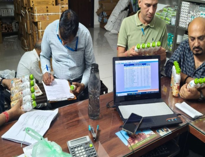 ओआरएस के नाम पर बेचे जा रहे महंगे फ्रूट ड्रिंक:फूड विभाग ने की बड़ी कार्रवाई,22 हजार एमएल जब्त