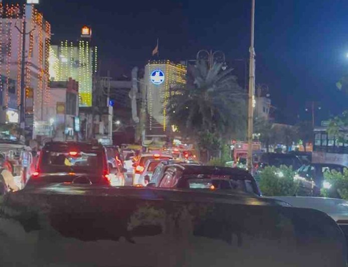 गोरखपुर में सड़कों पर लगा लंबा जाम:गोलघर से असुरन तक रेंगते रहे वाहन, ट्रैफिक व्यवस्था चरमराई; लोग परेशान रहे