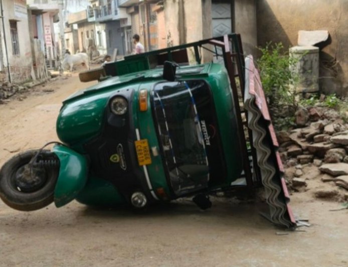 महेंद्रगढ़ में ऑटो पलटने से बच्चे की मौत:आंगनबाड़ी केंद्र से दलिया लेकर जा रहा, माता-पिता गए थे काम पर