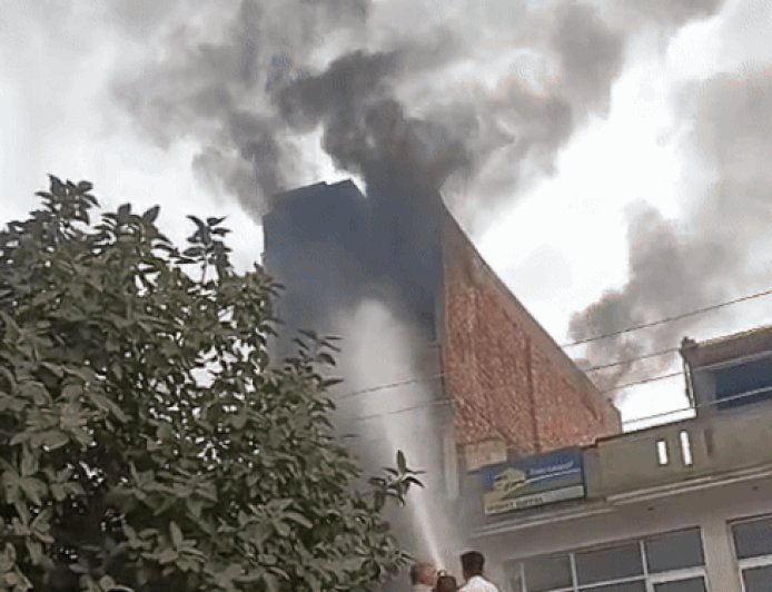 हिसार की ऑटो मार्केट में लगी आग:टायर शॉप में टॉप फ्लोर पर भड़की, दो घंटे में काबू पाया गया