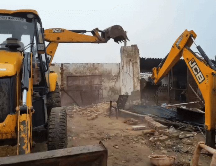 नूंह में अवैध निर्माण पर चला बुलडोजर:40 अवैध ढाबों को तोड़ा गया, SDM और ड्यूटी मजिस्ट्रेट रहे मौजूद