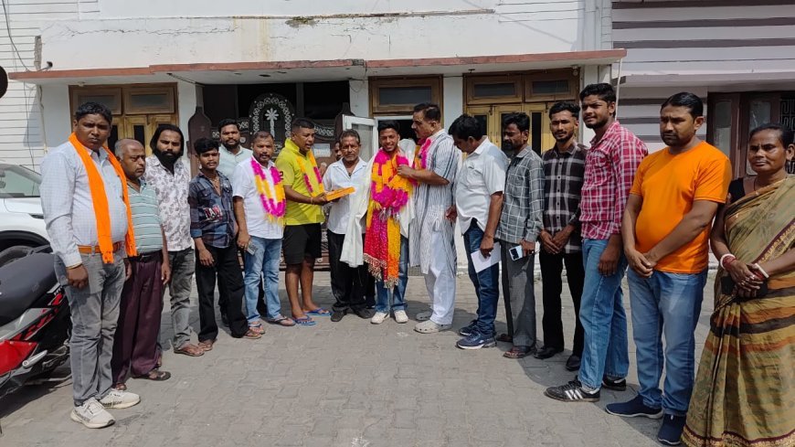 छात्र संघ के नवनिर्वाचित अध्यक्ष रजत सिंह बिष्ट ने पूर्व विधायक राजकुमार ठुकराल से भेंट कर उनका आशीर्वाद लिया।