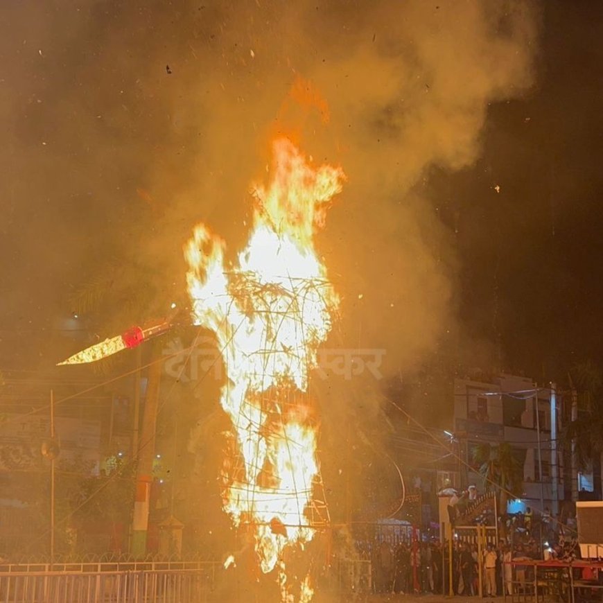 हांसी में जला 52 फीट ऊंचा रावण का पुतला:112 साल पुरानी है परंपरा, लकड़ियां उठाने दौड़ पड़े लोग