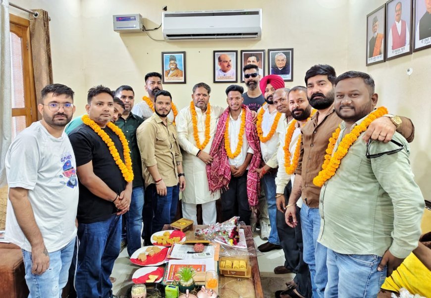 नव निर्वाचित छात्र संघ अध्यक्ष और सचिव ने महापौर से लिया आशीर्वाद - सीएम धामी ने फोन पर दी बधाई