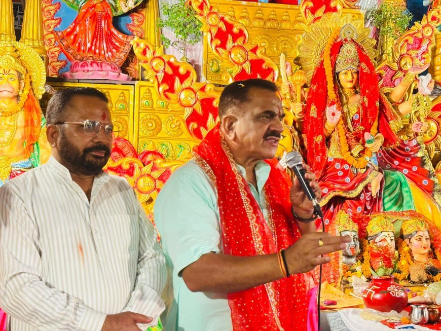 रुद्रपुर। नवरात्र महोत्सव के अवसर पर खेड़ा स्थित चामुंडा मंदिर में भव्य मां भगवती जागरण का आयोजन किया गया। कार्यक्रम का शुभारंभ मुख्य अतिथि पूर्व विधायक