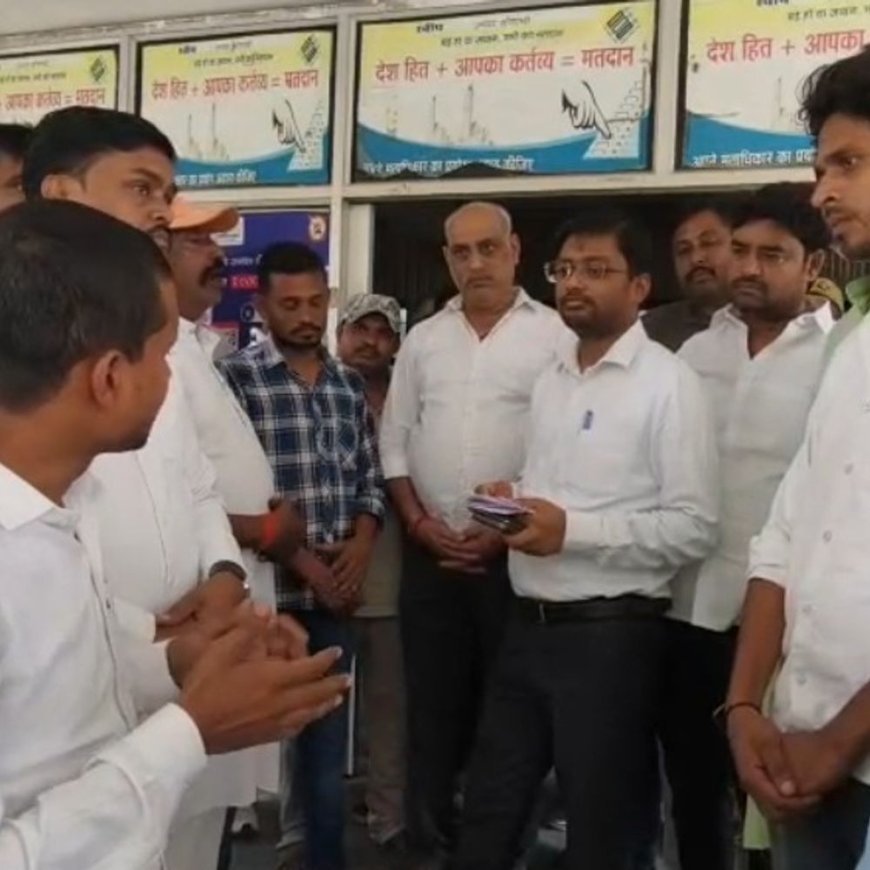 कौशांबी ट्रक यूनियन का ओवरलोड ट्रकों के खिलाफ प्रदर्शन:डीएम को ज्ञापन सौंपा, कार्रवाई की मांग की