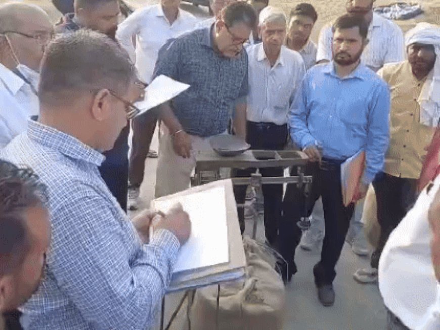 यमुनानगर अनाज मंडी में सीएम फ्लाइंग का छापा:धान की बोरियों का वजन जांचा, कम पाए जाने पर नोटिस थमाया, कई आढ़तियों को चेतावनी