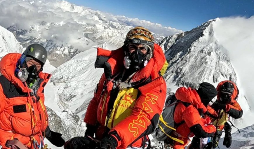 बर्फीले तूफान के बाद माउंट एवरेस्ट के तिब्बती हिस्से में फंसे करीब 1,000 पर्वतारोही, बचाव कार्य जारी
