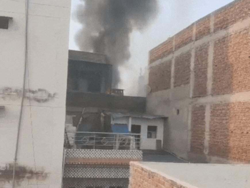 आगरा सराफा बाजार में चांदी के कारखाने में लगी आग:आग की लपटें और धुए का गुबार उठा, फायर ब्रिगेड ने बुझाई आग