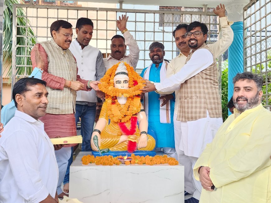 महर्षि वाल्मीकि जयंती पर पूर्व विधायक राजेश शुक्ला ने भगवान वाल्मीकि की प्रतिमा पर किया माल्यार्पण, कहा—महर्षि वाल्मीकि समाज के आदर्श प्रेरणास्रोत हैं