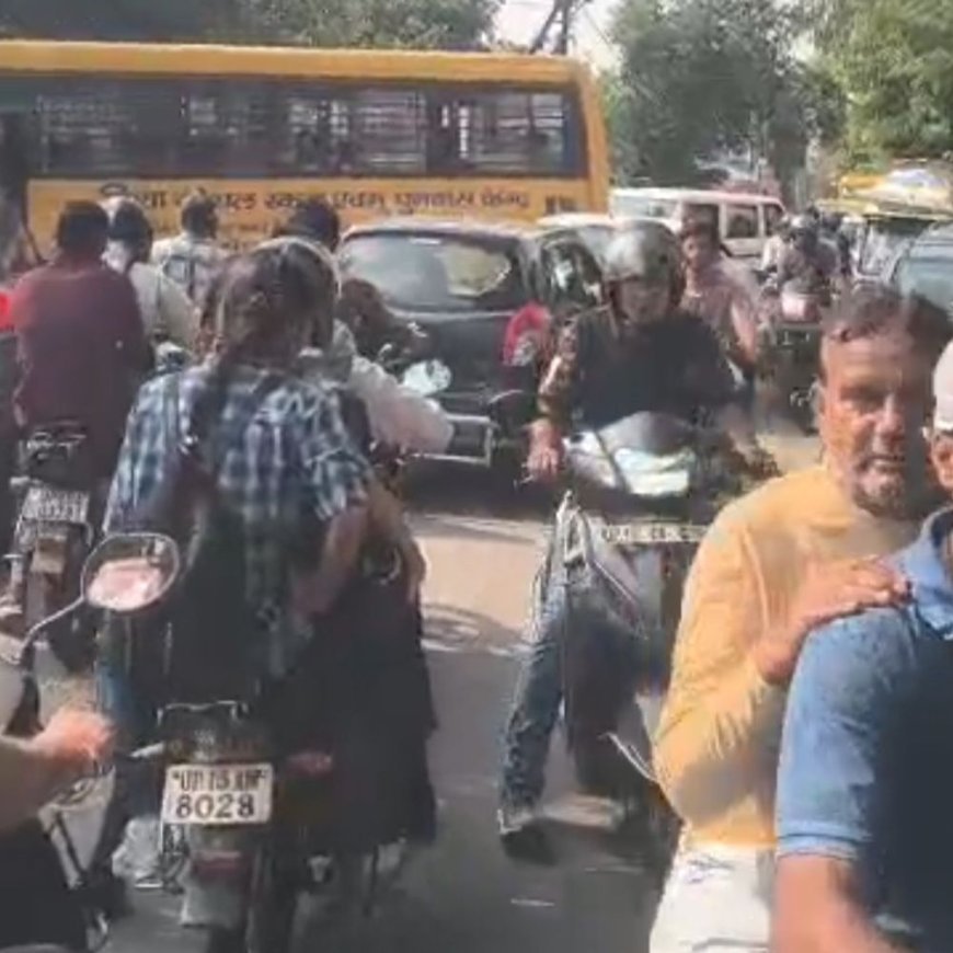 मेरठ यूनिवर्सिटी रोड पर लगा भीषण जाम:जेल चुंगी से पुलिस लाइन तक वाहनों की लंबी कतारें, लोग परेशान