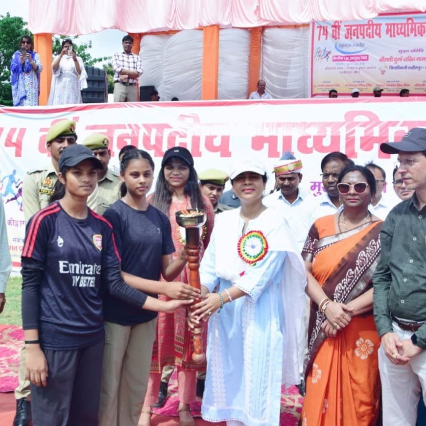 डीएम ने एथलेटिक्स प्रतियोगिता का उद्घाटन किया:लखीमपुर खीरी में मार्च पास्ट की सलामी ली, शांति संदेश दिया