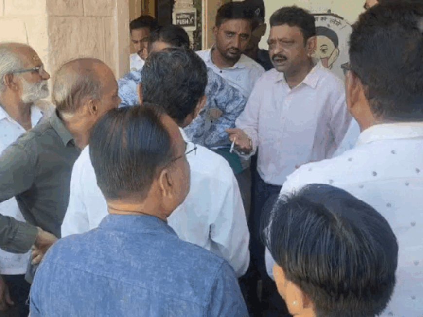 जालोर नगर परिषद आयुक्त सस्पेंड:फरियादियों के सामने सिगरेट पी रहे थे; तहसीलदार को सौंपा अतिरिक्त कार्यभार