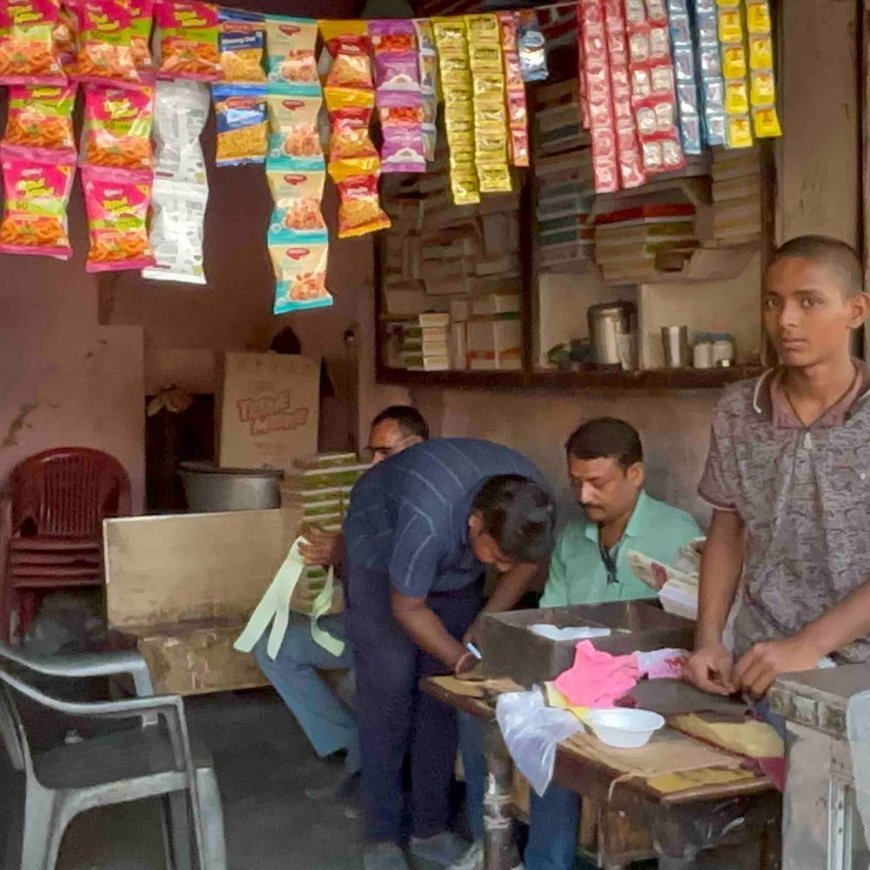 डीग में खाद्य सुरक्षा विभाग ने लिए मावा-मिठाई के सैंपल:त्योहारी सीजन में मिलावटखोरों पर सख्ती, जांच के लिए भेजे नमूने