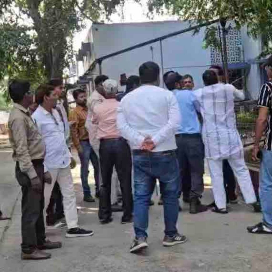 गोरखपुर में BJP जिला उपाध्यक्ष पर हुआ हमला:आकाशवाणी के सिक्योरिटी इंचार्ज ने बरसाए थप्पड़, कार्यकर्ताओं ने कार्रवाई की मांग