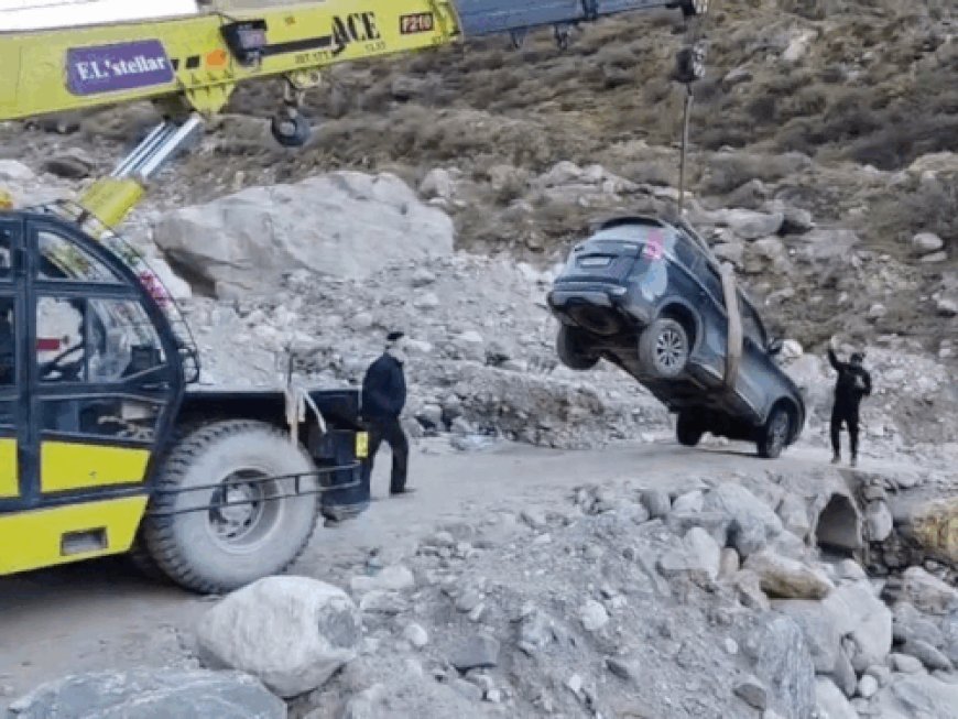 चमोली में XUV खाई में फंसी, यात्री अंदर लॉक:आंधे घंटे तक फंसे, पुलिस ने बचाई 4 की जान; हरियाणा से बद्रीनाथ दर्शन करने आए