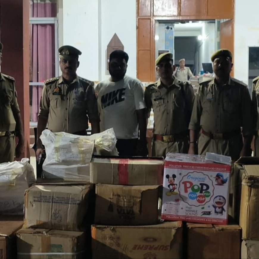 आजमगढ़ में पटाखे के गोदाम पर SP ग्रामीण का छापा:शहर के मुख्य चौक पर रखा गया था दो कुंतल 90 किलो पटाखा, एक हिरासत में